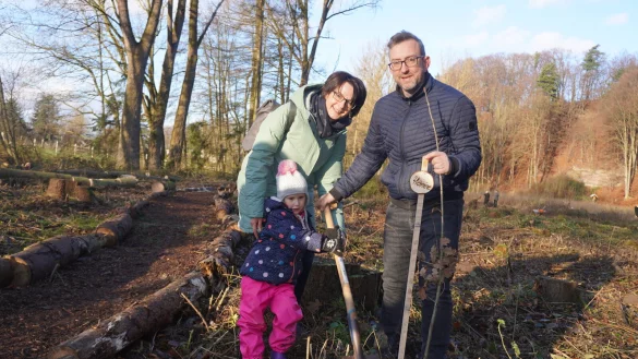 Hermine (3) freut sich &uuml;ber ihren eigenen Baum. Gemeinsam mit ihren Eltern, Daniel und Ines Herden, setzt sie ihn in die Erde. - &copy; Michaela Wei&szlig;e(LZ)