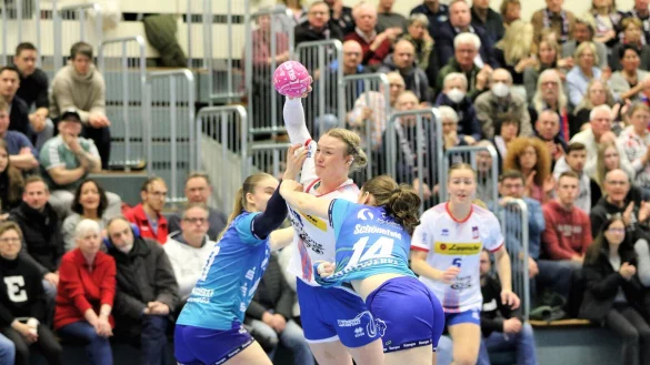 Mit voller Kraft in die n&auml;chste Aufgabe: Nach dem Nationalmannschafts-Einsatz geht es f&uuml;r Blombergs Malina Marie Michalczik (am Ball) am Samstag in Waiblingen weiter.&nbsp; - &copy; Oliver K&ouml;nig