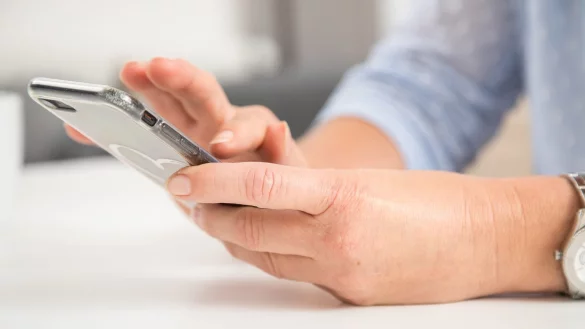 Mensch mit Handy - &copy; Foto: Christin Klose/dpa-tmn