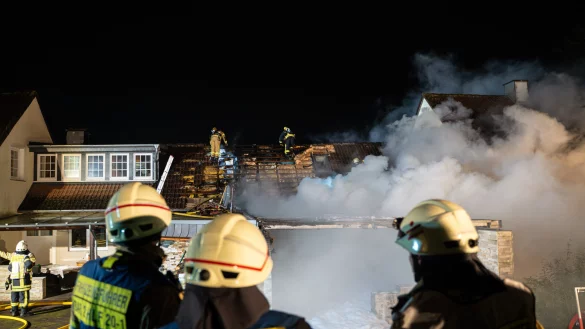 Mit insgesamt 80 Einsatzkräften war die Feuerwehr vor Ort, um den Brand am ersten Weihnachtstag zu löschen. - © Freitag TV