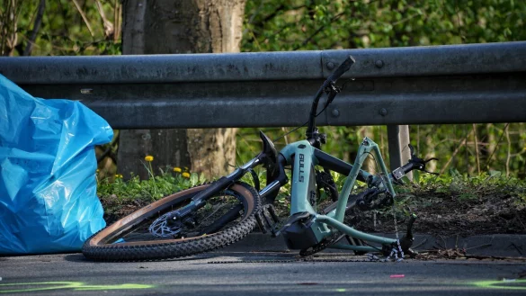 Das vollkommen zerstörte Rad zeigt: die junge Detmolderin hatte keine Chance. - © Freitag TV
