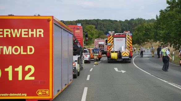 Direkt hinter der Auffahrt von der B66 auf die Lemgoer Südumgehung ist einem Landwirt der Schlauch gerissen - weil das auslaufende Pflanzenschutzmittel aufgenommen werden musste, war die Strecke mehr als eine Stunde gesperrt. - © Die Blaulichtfotografen