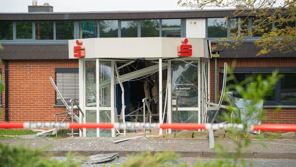 In Barntrup ist am 7. Mai 2024 ein Geldautomat der Sparkasse gesprengt worden. - © Archivfoto: Freitag TV