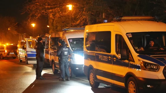 Die Hundertschaft der Polizei Bielefeld ist am Samstagnachmittag in Detmold im Einsatz. Die Suche nach einem Tatverdächtigen läuft weiter. - © Freitag-TV