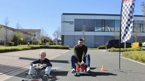Die Teams durften schon beim Kick-Off schon mal die Probe-Solar-Racer austesten. - © Nina Schroeder