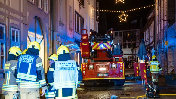 In der dicht bebauten Innenstadt ist in einer Wohnung ein Feuer ausgebrochen. - &copy; FREITAG-TV