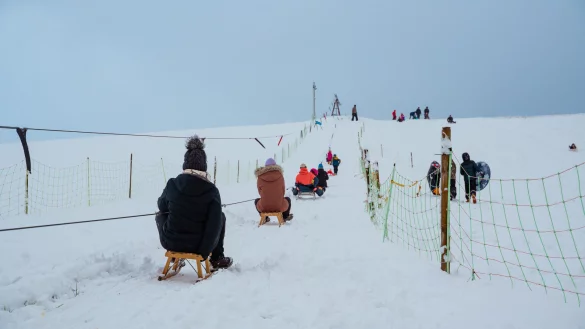 Zahlreiche Rodelbegeisterte nutzen den Lift zum erklimmen des Berges, auch mit Skiern oder Snowboard ist dies möglich. - © Leon Stock/Freitag-TV