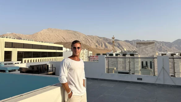 Der Gütersloher Matay Akbaba (27) über den Dächern von Maskat, der Hauptstadt des Oman. Hier hat er für ein Praktikum sechs Wochen verbracht. - © Arbeitsagentur