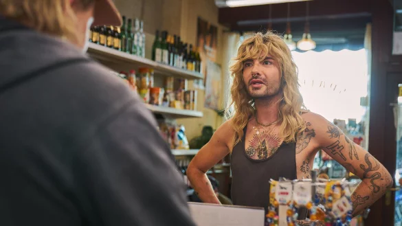 Szene aus "Späti": Bill Kaulitz (Bill Kaulitz, r.) kann nicht fassen, dass Fred (Wilson Gonzalez, l.) so verpeilt ist. - © ZDF und Norman Keutgen