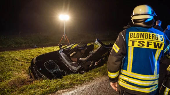 Die Feuerwehr musste den Fahrer mit schwerem Gerät aus seinem Fahrzeug befreien. - © Freitag-TV
