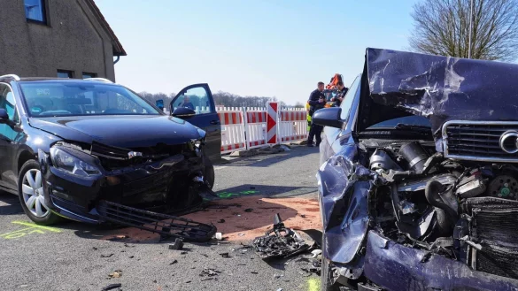 Unfall auf der Schötmarschen Straße in Bad Salzuflen: Eine Autofahrerin wird am Donnerstagvormittag schwer verletzt. - © Tim Freitag/Freitag-TV