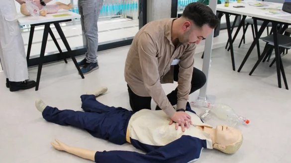 Coskun Aslan vom Klinikum Lippe zeigt an einer Puppe eine fiktive Reanimation. - © Nina Schröder