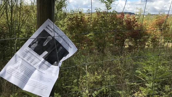 Am Eichenberg sind bereits mehrere Zettel gefunden worden. Die meisten Zettel enthalten asyl- oder regierungskritische Botschaften. Auf dem abgebildeten ist die fehlgeschlagene Wirtschaftspolitik der Merkel-Politik Thema.&nbsp; - &copy; Seda Hagemann