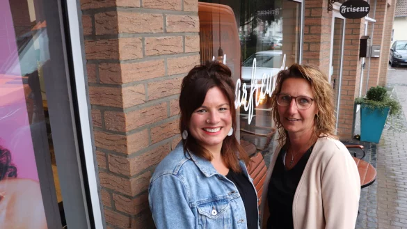 Katja Uek&ouml;tter (l.) und Kerstin Vertkersting teilen sich die Unternehmensf&uuml;hrung, um Familie und Gesch&auml;ft vereinen zu k&ouml;nnen. - &copy; Jemima Wittig