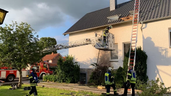Ein Heckenbrand hat sich ausgeweitet und sprang auf den Dachstuhl eines Geb&auml;udes &uuml;ber. - &copy; Florian von G&eacute;lieu
