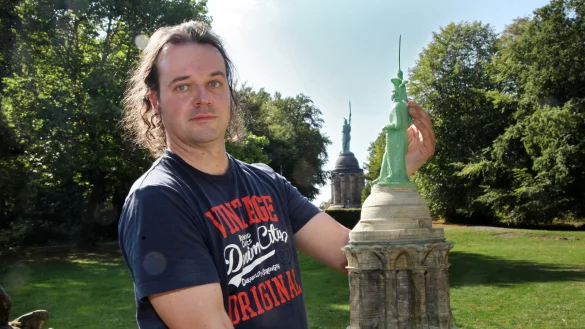 Dampflok-Liebhaber Karl Fischer besucht mit seinem Hermann-Modell das gro&szlig;e Vorbild, ?welches im Hintergrund zu sehen ist. - &copy; Bernhard Preu&szlig;