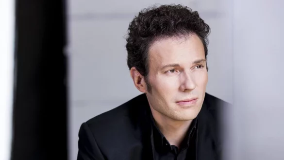 Simon Gaudenz steht am Dirigentenpult. - © Lucian Hunziker