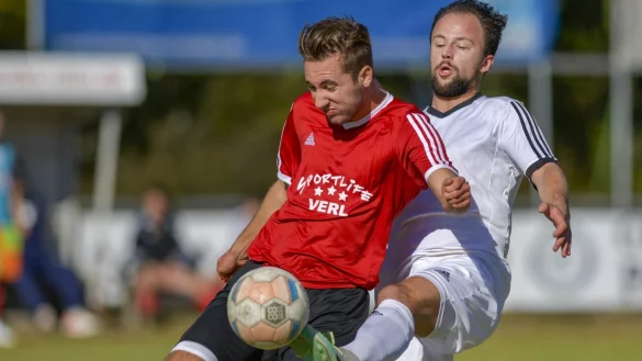 Starke Zweik&auml;mpfe: Hier ringt Niclas Fulland (links, Lipperreihe) mit Aspes Tim Meier um das runde Leder. - &copy; Egon Penner