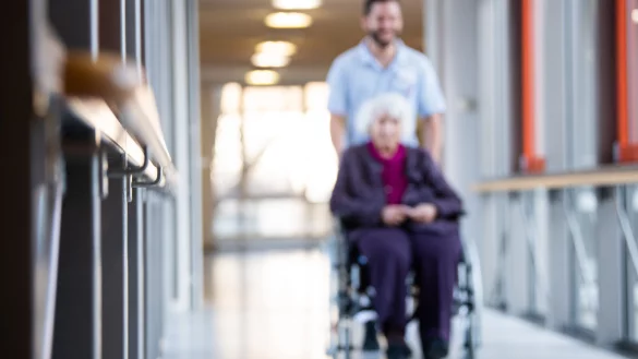 Die Eigenanteile, die Pflegeheimbewohner in NRW zahlen müssen, steigen seit Jahren an. Inzwischen liegen die durchschnittlichen Kosten bei 3.312 Euro pro Monat. - © picture alliance/dpa