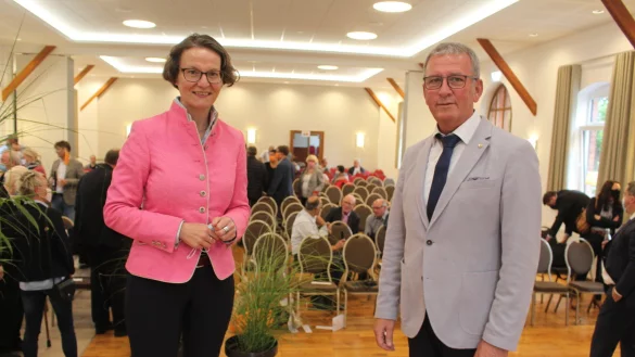 Klaus Meier, Vorsitzender des F&ouml;rdervereins Sabbenhausen, bedankt sich bei Ministerin Ina Scharrenbach &uuml;ber die F&ouml;rdergelder des Landes. - &copy; Michaela Wei&szlig;e(LZ)