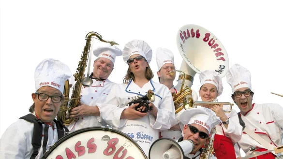 Musikalische K&ouml;che: Die siebenk&ouml;pfige Combo &bdquo;BrassBuffet" wird als &bdquo;Marching Band" die Besucher der Zeitreise erfreuen &ndash; und man ahnt, dass das alles andere als bierernst abgeht. - &copy; BrassBuffet