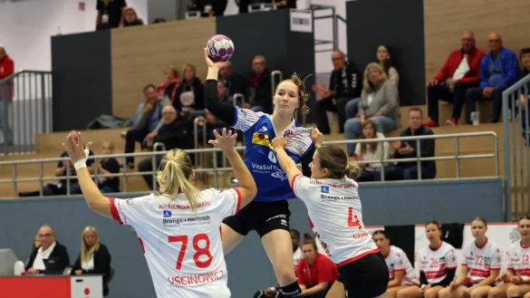 Blombergs R&uuml;ckraumspielerin Nieke K&uuml;hne nimmt im Pokal-Achtelfinale gegen Solingen-Gr&auml;frath Ma&szlig;. - &copy; Paul Cohen