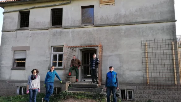 Helfer des Nabu haben im und am Artenschutzhaus geschuftet. Das alte Haus wurde entr&uuml;mpelt, die Fenster wurden mit Gittern versehen, so dass nur V&ouml;gel und kleinere Tiere durchkommen. Nistk&auml;sten, Stroh und H&ouml;lzer sorgen f&uuml;r &bdquo;Wohlf&uuml;hlambiente".&nbsp; - &copy; Christian H&ouml;ppner