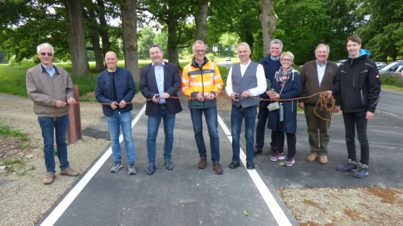 Bauleiter Klaus Beckmann, Ortsinitiator Ulrich Beukenbusch, Landrat Dr. Axel Lehmann, Thomas Lange (Straßen.NRW), Bürgermeister Heinz-Dieter Krüger, Sponsorenvertreter mit dem Vorsitzenden des Vereins "Ländlicher Raum aktiv" Heribert Gensicki. - © Wolfgang Diekmann/Ländlicher Raum aktiv