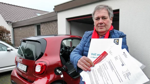 Udo Golabeck sch&auml;tzt seinen schicken Elektro-Smart sehr. Fehlt nur noch die Erstattung der Kaufpr&auml;mie, f&uuml;r die er in Vorleistung gegangen ist. Dass auch schriftliches Nachhaken jetzt schon seit Oktober ohne Echo blieb, &auml;rgert ihn jedoch. - &copy; Bernhard Preuss