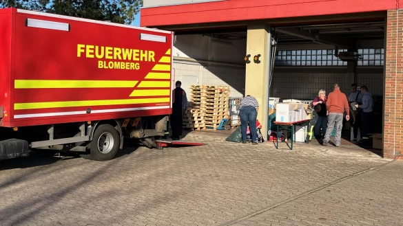 Die Feuerwehr Blomberg sortiert die Spenden. - &copy; Freitag-TV