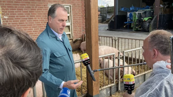 Clemens T&ouml;nnies hat in den vergangenen Monaten zahlreiche Interviews gegeben - die Fragen von Sat.1 wollte er aber nicht selbst beantworten, wie die Reportage nahelegt. Der Film zeigt auch, wie T&ouml;nnies die Polizei ruft, nachdem ein Reporter-Team ihn bis zu seinem Haus verfolgt hatte.&nbsp; - &copy; mika