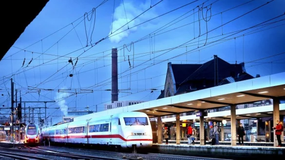 Ein ICE fährt in den Bielefelder Hauptbahnhof ein. - © Sarah Jonek