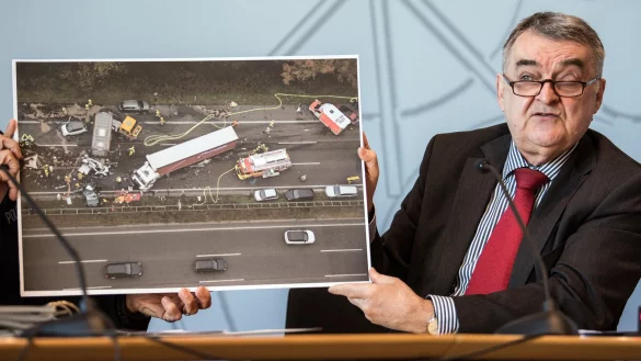 Auf der A3 bei Ratingen: NRW-Innenminister Herbert Reul (CDU) zeigt, was ihm gro&szlig;e Sorgen bereitet: Lastwagen-Unf&auml;lle auf Autobahnen. - &copy; dpa