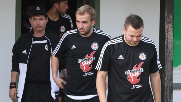 Erster R&uuml;ckschlag: Spieler und Verantwortliche des TuS Lockhausen, hier vor dem Spiel gegen SG H&ouml;rstmar-Lieme II, mussten gegen Grastrup-Retzen die erste Niederlage in der neuen Saison hinnehmen. - &copy; Archiv: Egon Penner