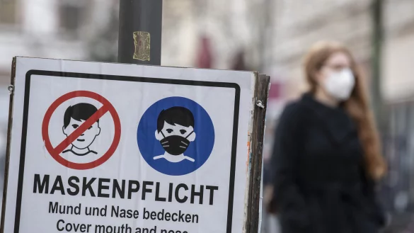 In den gr&ouml;&szlig;eren St&auml;dten in OWL - etwa in Bielefeld, Paderborn, G&uuml;tersloh, Detmold und Herford - herrscht in den Innenst&auml;dten eine Maskenpflicht. - &copy; dpa