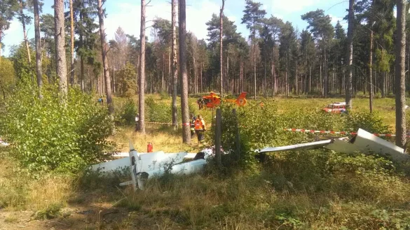 Der Rettungshubschrauber Christoph 13 ist auf einer Lichtung unweit der Absturzstelle gelandet. Im Vordergrund liegen Teile des Segelflugzeuges. - &copy; Feuerwehr Oerlinghausen