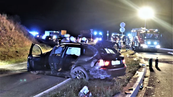 Der BMW hatte nach dem Unfall am Steinheimer Kreisel nur noch Schrottwert. - &copy; Polizei H&ouml;xter