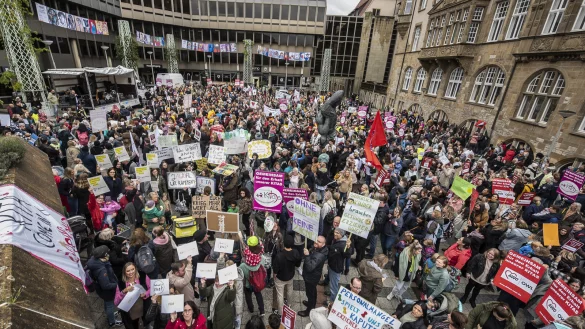 Mehr als 3.000 Erzieher, Eltern und Kita-Betreiber versammeln sich auf dem Rathausplatz in Bielefeld, um gegen die drohenden Kita-Schlie&szlig;ungen zu protestieren. - &copy; J&ouml;rg Dieckmann