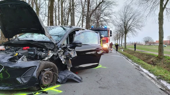 Der Ford Fiesta ist nach dem Zusammenprall mit einem Baum ein Wrack, sein 22-j&auml;hriger Fahrer erlitt nach Angaben der Polizei leichte Verletzungen. - &copy; Feuerwehr Bad Salzuflen/J&ouml;rg W&auml;chter