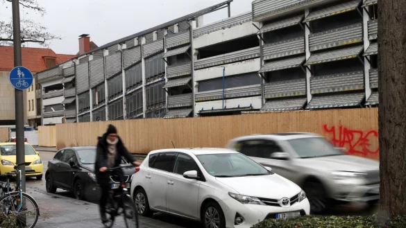 Der Abriss des Parkhauses Hornsches Tor verz&ouml;gert sich. - &copy; Bernhard Preuss
