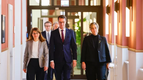 Verena Sch&auml;ffer (l.) wird Nachfolgerin von Josefine Paul. Die Probleme f&uuml;r die Regierung um Hendrik W&uuml;st und Mona Neubaur (r.) d&uuml;rften bleiben. - &copy; Thomas Banneyer/dpa