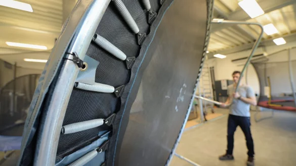 Unterseite eines Trampolins - &copy; Foto: Stiftung Warentest/dpa-tmn