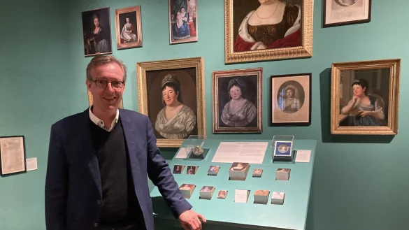 Dr. Michael Zelle w&uuml;nscht sich, dass der Erneuerungsprozess f&uuml;r das Lippische Landesmuseum bald auf den Weg gebracht wird. Hier steht er in dem Raum, wo sich Besucher &uuml;ber die F&uuml;rstin Pauline informieren k&ouml;nnen. - &copy; Cordula Gr&ouml;ne