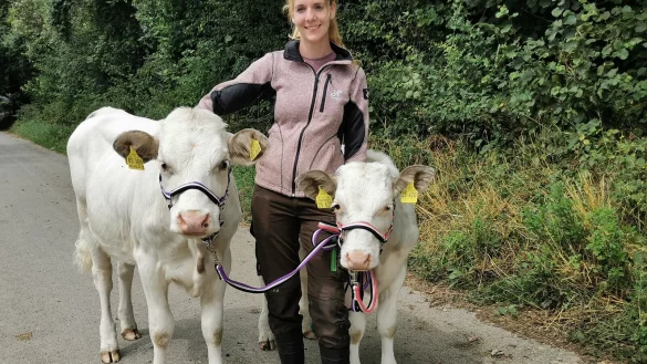 Ronja Begemann und ihre K&uuml;he Milka (rechts) und Melinda (links) gehen gerne auf Wanderung -dazu laden sie auch weitere Besucher ein. - &copy; Sylvia Frevert