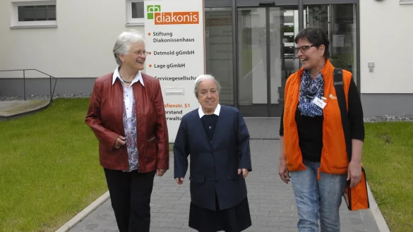 Tauschen sich aus: Die ehemalige Diakonische Schwester Gertrud Eimkemeier, Diakonisse Schwester Brigitte Lange und Krankenschwester und Stellvertretende Pflegedienstleiterin Dagmar Heistermann auf dem Gel&auml;nde von Diakonis. - &copy; Alexandra Schaller