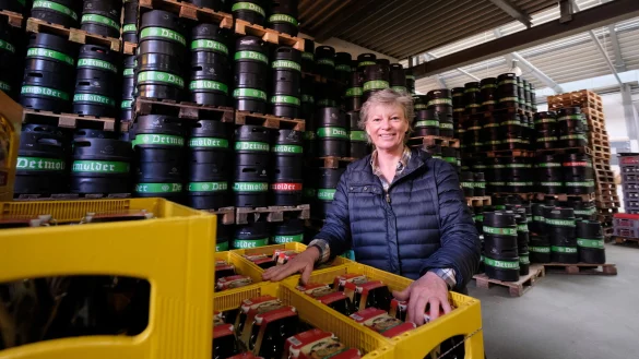 Friederike Strate bleibt optimistisch. Außerdem ist das frisch hergestellte und nun eingelagerte Bier einige Monate haltbar. - © Sven Koch