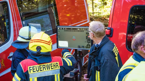 Rund 125 Feuerwehrleute trainierten den Ernstfall in einem Waldgebiet in L&uuml;denhausen. - &copy; FREITAG-TV