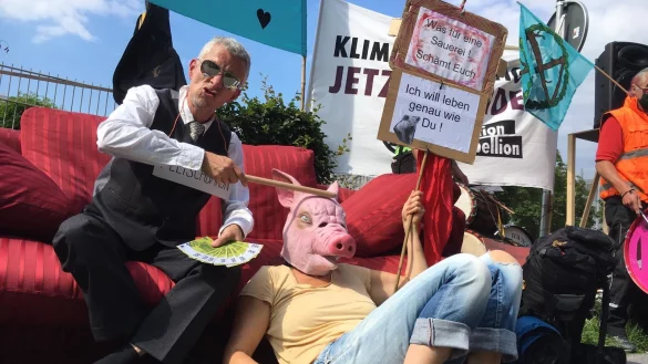 Die Standorte des T&ouml;nnies-Konzerns sind immer wieder Ziel von Protestaktionen, wie hier in Rheda-Wiedenbr&uuml;ck in Zeiten von Corona. - &copy; Andreas Fr&uuml;cht