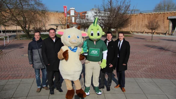 Auf unserem Foto pr&auml;sentieren sich die Maskottchen &bdquo;Ziege Line" (Staatsbad) und &bdquo;Jolinchen" (AOK) zusammen mit Bernd Weber, Kurdirektor Stefan Krieger sowie Matthias Wehmh&ouml;hner (AOK) und Christian Bombeck (AOK, von links). - &copy; Carolin Brokmann
