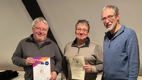 Reinhold Rieger (rechts), Vorsitzender des Kalletaler B&uuml;rgerbusvereins, ehrt Volker Preu&szlig; (links) f&uuml;r 35 Jahre als ehrenamtlicher Fahrer und Andreas Schmid f&uuml;r 10 Jahre. - &copy; B&uuml;rgerbusverein